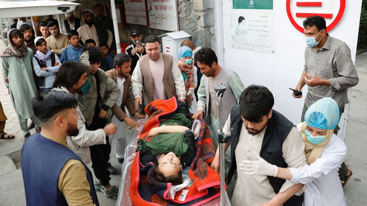 Krvavá lázeň u školy v Kábulu, nejméně 40 mrtvých a desítky zraněných